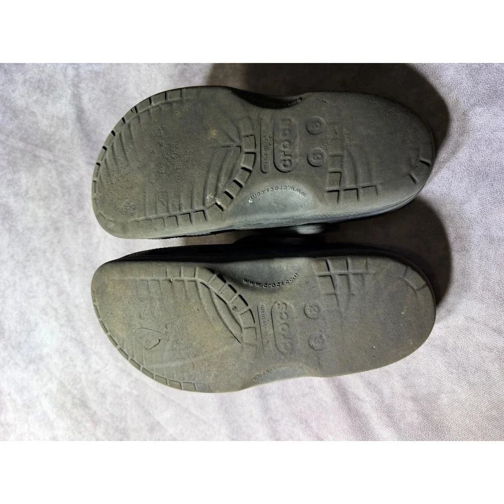 Crocs Classic Clog Charcoal Grey Slip On Shoes with Fish Charm Mens 6 Womens 8